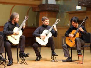 Học đàn guitar cổ điển cơ bản
