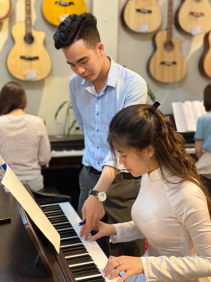 Giáo viên giảng dạy tại lớp học đàn piano hồng bàng hải phòng