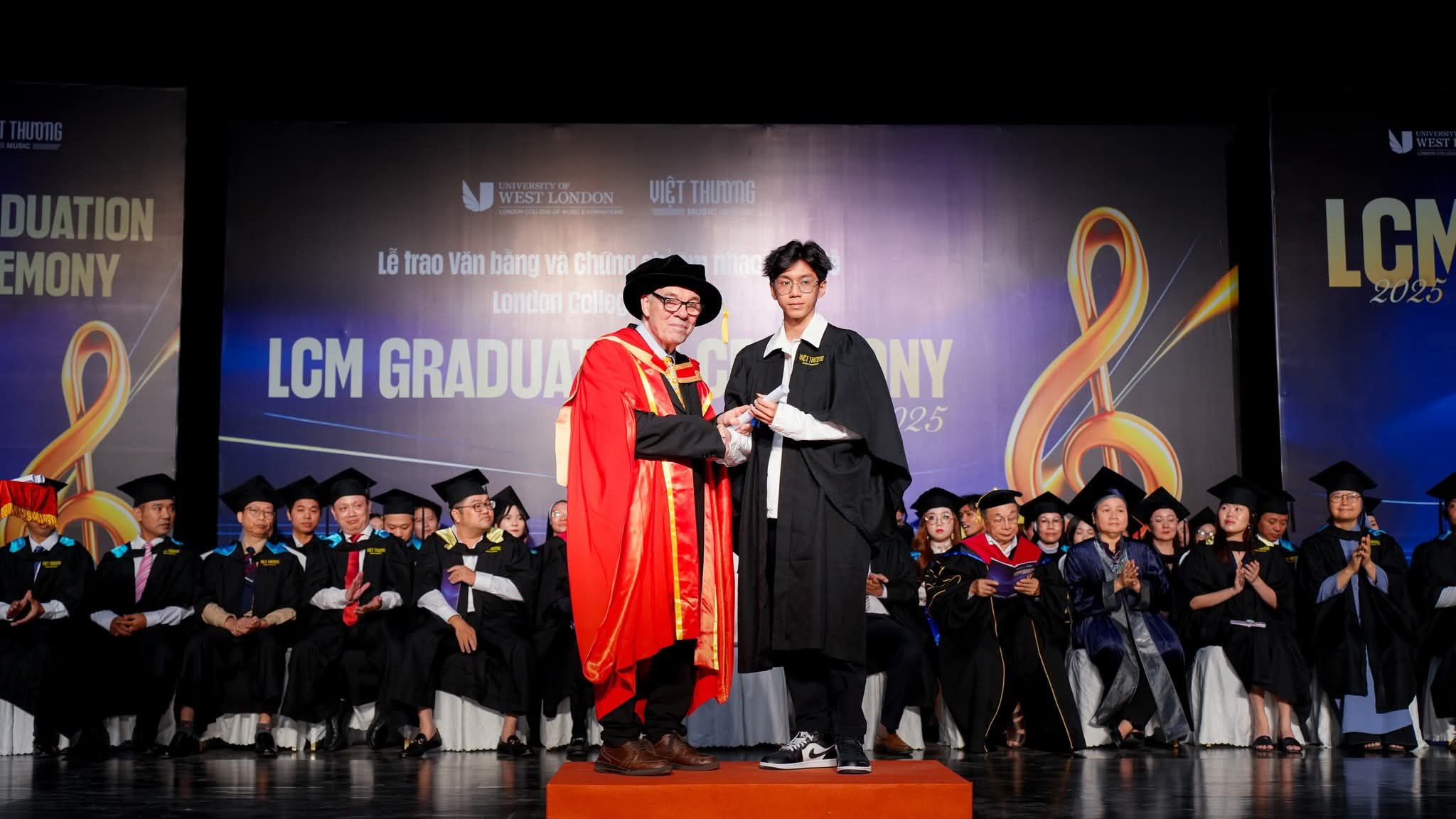 Thầy và trò của lớp học đàn 123 hùng vương hồng bàng hải phòng tại lễ trao chứng chỉ piano quốc tế LCM