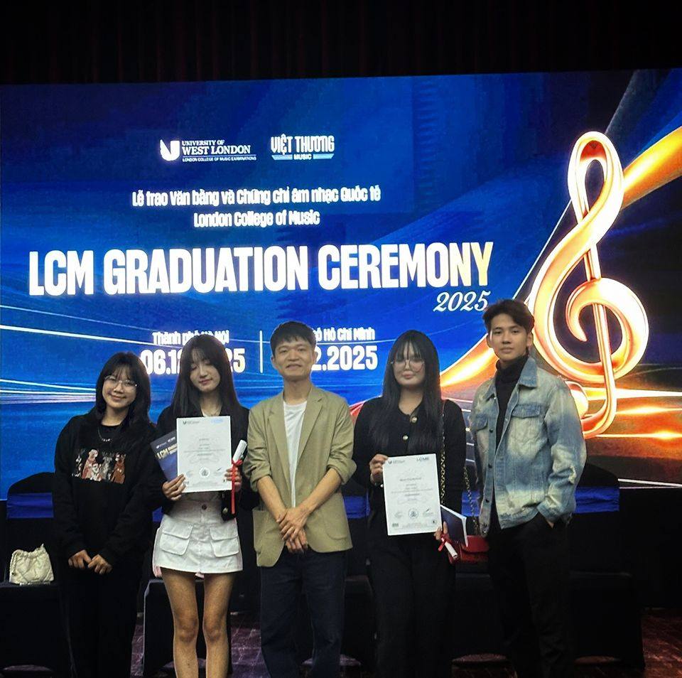 Học sinh của lớp học đàn piano hồng bàng hải phòng nhận chứng chỉ piano quốc tế LCM